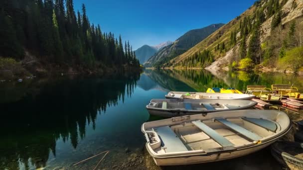 White wooden boat on the shore of Lake Kolsay. 4K TimeLapse - September 2016, Almaty and Astana, Kazakhstan — Stockvideo