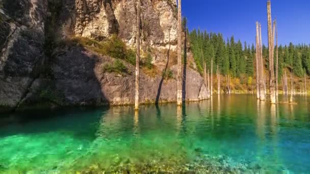 Azur, une rivière de montagne se jette dans le grand lac Kaindy. TimeLapse 4K - Septembre 2016, Almaty et Astana, Kazakhstan — Video