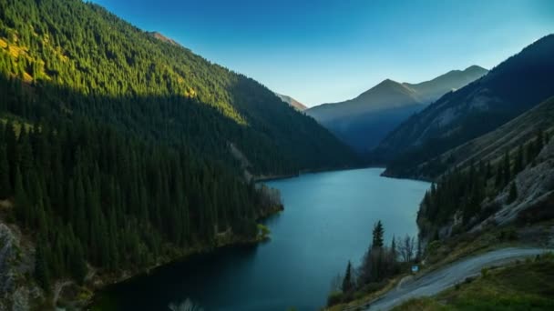 Panoramiczny widok z lotu ptaka górskie jezioro Kolsay. 4 k Timelapse - września 2016, Ałmaty i Astana, Kazachstan — Wideo stockowe