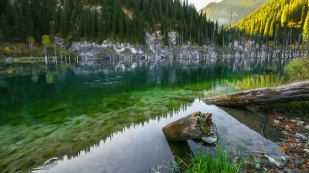 Majestuoso lago de montaña Kaindy en las montañas Kazajstán. 4K TimeLapse - Septiembre 2016, Almaty y Astana, Kazajstán — Vídeos de Stock