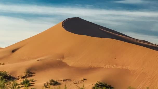 O topo da colina das dunas no deserto Altyn-Emel, Cazaquistão. 4K TimeLapse - Setembro 2016, Almaty e Astana, Cazaquistão — Vídeo de Stock