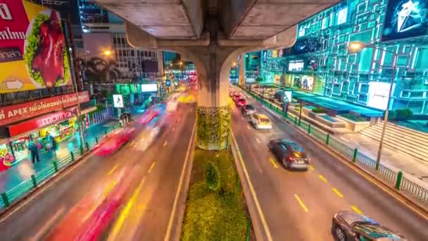 Městský provoz pod mostem na dálnici v noci Bangkok, Thajsko. Listopad 2016. 4k Timelapse — Stock video