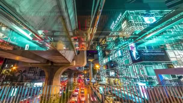 Semáforos nocturnos y puente Expressway en Bangkok, Tailandia. Noviembre de 2016. 4K TimeLapse — Vídeos de Stock