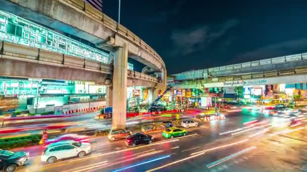 Ночной вид Бангкока с основным трафиком. Ноябрь 2016 года. 4K TimeLapse — стоковое видео