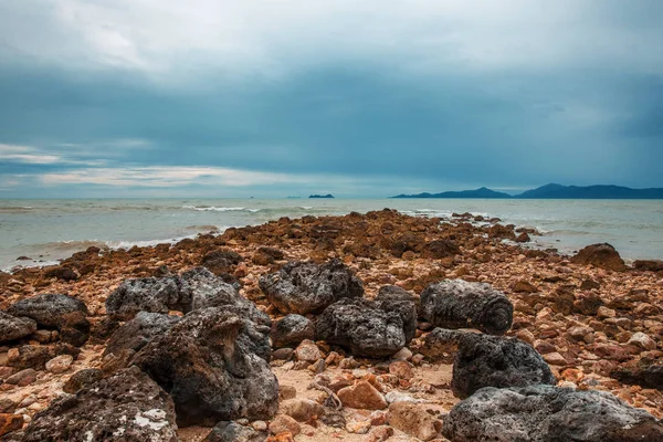 Spiaggia di corallo nella giornata nuvolosa — Foto Stock