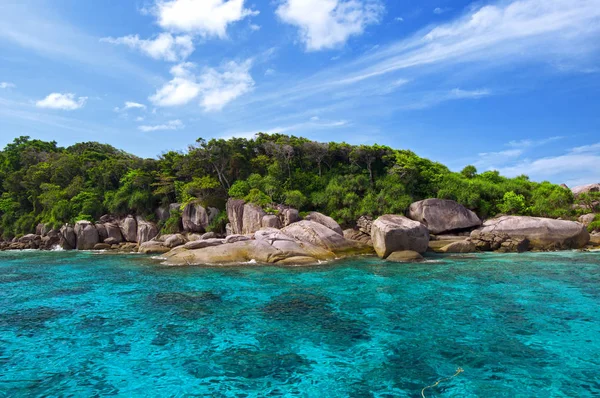 Similan Islands yakınındaki masmavi deniz