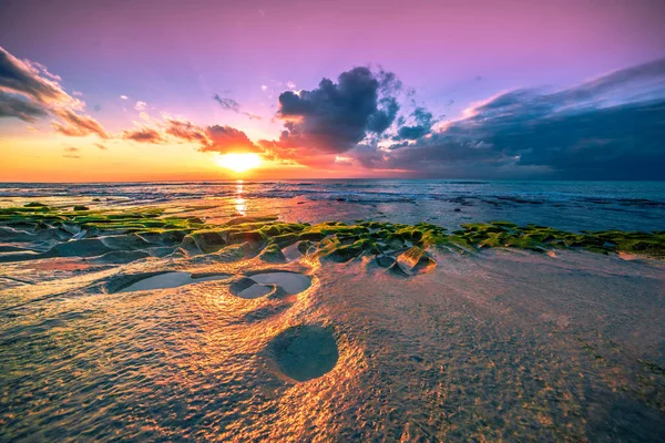 Coucher de soleil sur la plage volcanique — Photo