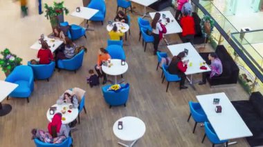 Lüks alışveriş merkezi iç restoranda yemek insanlar. 4 k Timelapse - Ocak 2017, Çimkent, Kazakistan