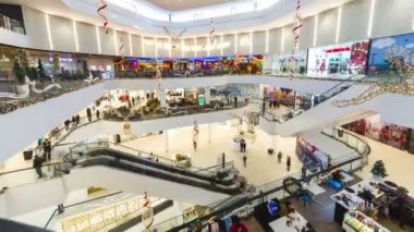 Havadan görünümü insanlar alışveriş Plaza Çimkent, Noel hediyeleri için acele. 4 k Timelapse - Ocak 2017, Çimkent, Kazakistan