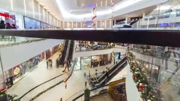 Люди спешат на рождественские подарки в торговом центре Plaza Shymkent. 4K Timefise - январь 2017 года, Шымкент, Казахстан — стоковое видео