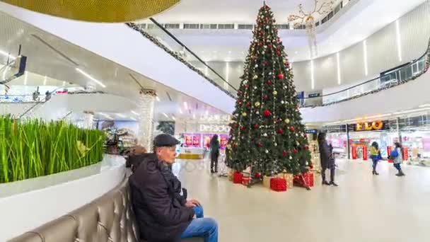 Новорічна ялинка в торговий центр Plaza Чимкент. 4 Timelapse k - 2017 січня, Шимкент, Казахстан — стокове відео