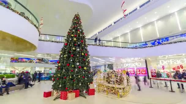 Árbol de Navidad en el centro comercial Shymkent Plaza en días de Navidad. 4K TimeLapse - Enero 2017, Shymkent, Kazajstán — Vídeos de Stock