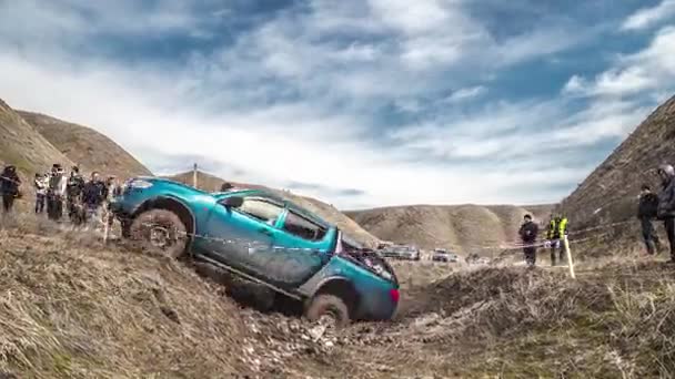 Geländewagen Marke Mitsubishi überwindet die Strecke auf einem Amateurwettbewerb in der Nähe der Stadt Shymkent, Kasachstan. Menschen, die die Wettbewerbe verfolgen. Zeitraffer von 4k — Stockvideo