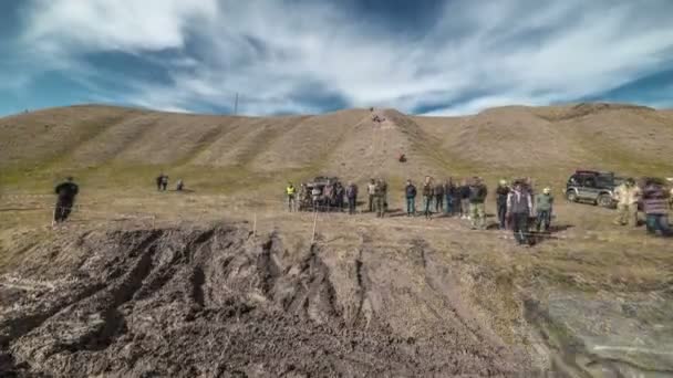 Off-road voertuig merk Hyundai Terracan overwint de track op een amateur wedstrijden in de buurt van de stad Şımkent (Kazachstan). Mensen kijken naar de wedstrijden. 4k Timelapse — Stockvideo