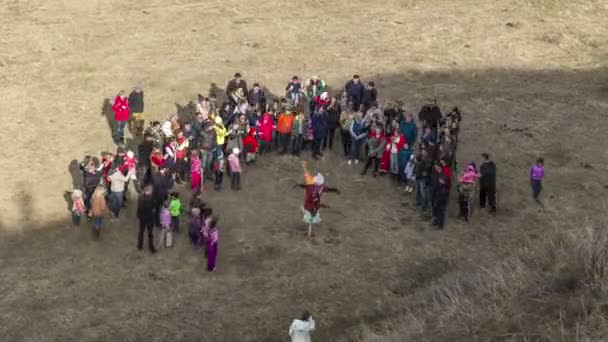 Épouvantail de paille de Shrovetide brûlant sur la célébration, semaine de crêpes. Adultes et enfants célèbrent la fin de l'hiver et le début du printemps. Shymkent, Kazakhstan. Timelapse 4K — Video