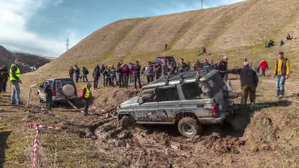 Geländewagen zieht bei einem Amateurwettbewerb in der Nähe von Shymkent, Kasachstan, ein anderes Fahrzeug aus dem Dreck. Zeitraffer von 4k — Stockvideo