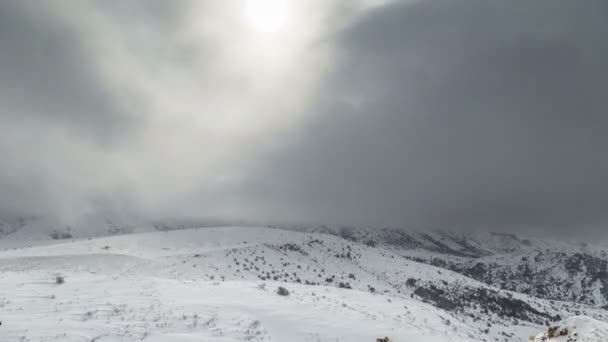曇りの日に冬の山のパノラマ。4 k タイムラプス。2017 年 1 月、カザフスタン — ストック動画