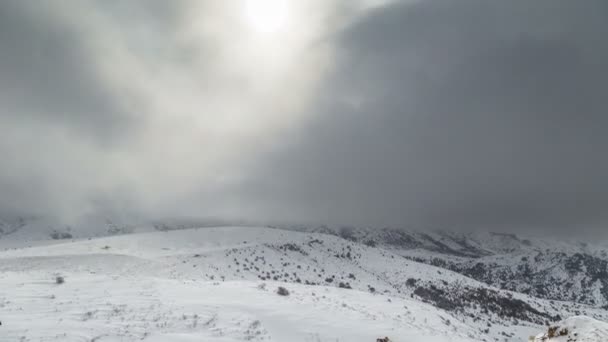 Panorama des montagnes hivernales par temps nuageux. Timelapse 4K. janvier 2017, Kazakhstan — Video