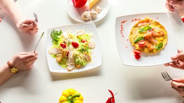 Mujer y hombre vista aérea timelapse desayunar tostadas y tortilla con salmón — Vídeo de stock