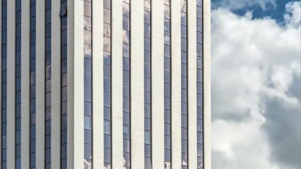 Timelapse di nuvole che si riflettono sul vetro di un grande edificio per uffici — Video Stock