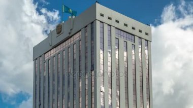 Timelapse gökyüzü ve bulutlar Astana gökdelen üzerinde yansıtan