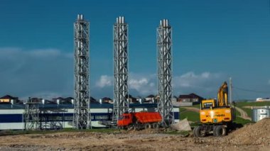 Toprak bir damperli kamyon arka planda Fabrika boru üzerinde yükleme Timelapse Ekskavatör