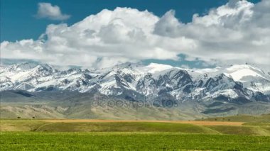 Dağ zirveleri ve bulutlu gökyüzü ile Timelapse sahne
