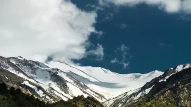 Kış kar fırtınası yüksek rüzgarlar ile Timelapse kayalık sırt çizgisine Utah darbeler