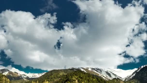 TimeLapse felhők sodródnak sziklás hegy csúcsa — Stock videók