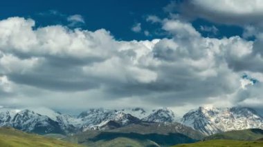 Karlı dağlar ve bulutlar Timelapse