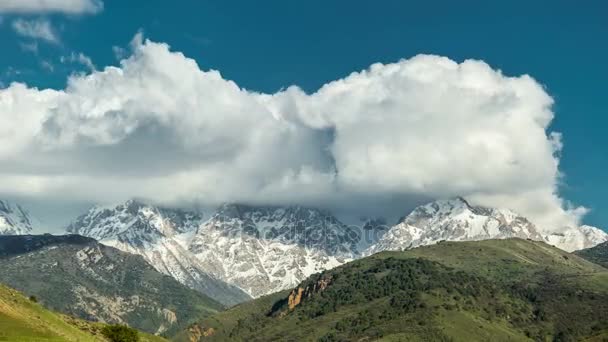 Timelapse delle nuvole intense che roiling e che scorre sopra le cime della montagna in Alaska — Video Stock