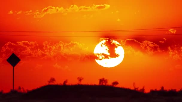 Krásný západ slunce a létající mraky v Timelapse — Stock video