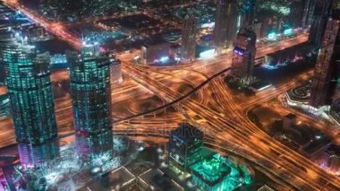 Doğal hava timelapse Dubai görünümü iş defne gökdelenler ve ünlü otoyol kavşağı