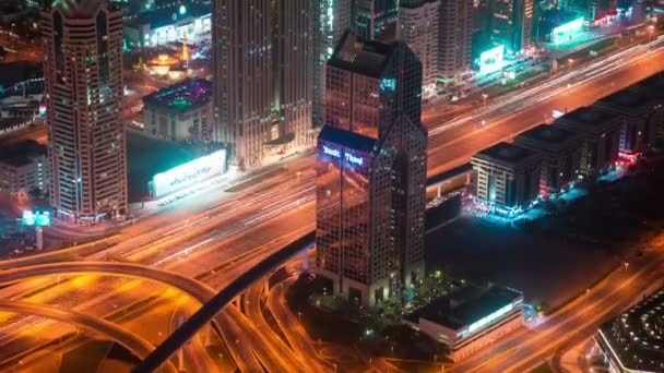 Timelapse Dubai arquitectura del centro por la noche. Vista aérea de la carretera Sheikh Zayed con tráfico rápido — Vídeo de stock