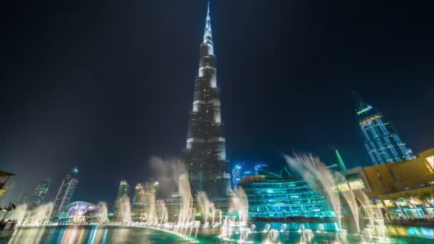 Noce Dubaj timelapse taniec fontanny w pobliżu Burdż Chalifa — Wideo stockowe
