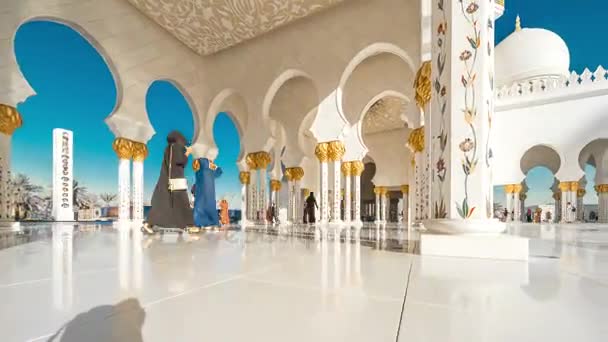 Turisti e gente del posto visitano la Grande Moschea Sheikh Zayed durante il mese santo del Ramadan — Video Stock