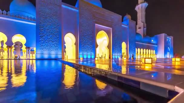 Mesquita refletida na água. Luzes noturnas refletidas na água. O interior da mesquita do xeque Zayed. Arquitetura e edifícios nos Emirados — Vídeo de Stock