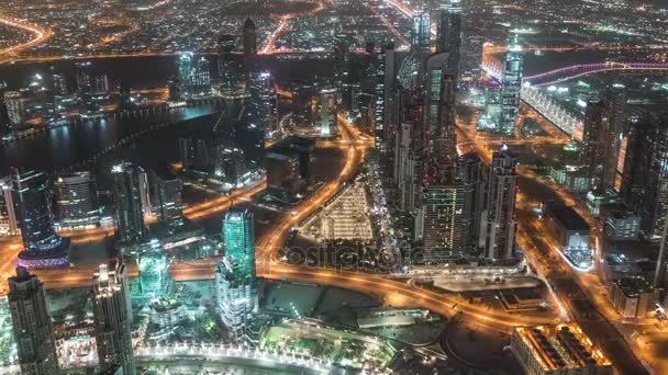 Vista superior da estrada no centro de Dubai timelapse com tráfego noturno e arranha-céus iluminados — Vídeo de Stock