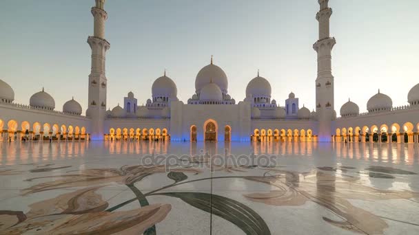 Panoramik timelapse günbatımı Şeyh Zayed camide Abu Dabi, Birleşik Arap Emirlikleri. Gece gün geçiş — Stok video