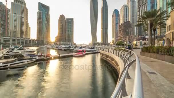 在迪拜，阿拉伯联合酋长国的迪拜码头摩天在美丽的日落景色游戏中时光倒流 — 图库视频影像