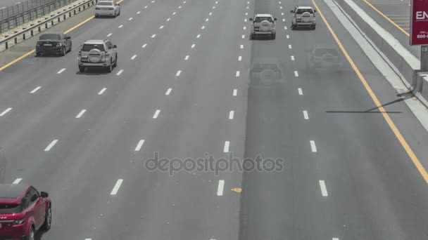 Большое движение на шоссе Зайед в Дубае, ОАЭ. Широкоугольная панорама сверху проезжей части. Шесть полос движения и две полосы параллельно. — стоковое видео