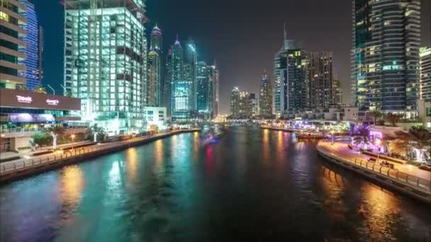 Hoge licht timelapse met skyscapers en boten zeilen langs Dubai Marina Bay — Stockvideo