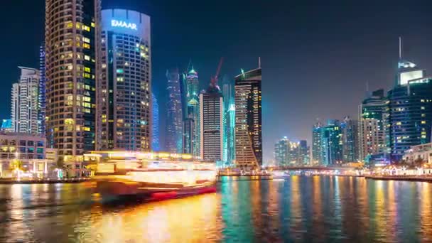 Timelapse Dubai Marina con yates en el puerto y torres modernas desde la parte superior del rascacielos — Vídeo de stock