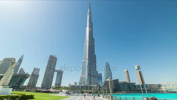Hyperlapse небоскреб Бурдж-Халифа и фонтан Дубай танцы — стоковое видео