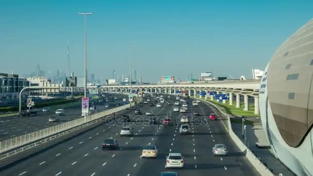 Zeitraffer Berufsverkehr Dubai Autobahn Autobahn Scheich Zayed Straße in der Nähe der U-Bahn-Bahn — Stockvideo