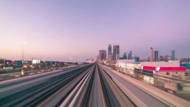 Viaje en la red de metro totalmente automatizada en Dubai, Emiratos Árabes Unidos. La vista a través de la ventana delantera. Dubai es una ciudad y emirato en Emiratos Árabes Unidos — Vídeos de Stock