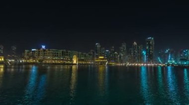 Dubai dans Çeşmede gece şehir arka plan