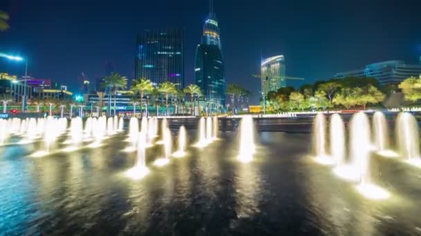 Fuente nocturna Timelapse en el distrito financiero de Dubai, Emiratos Árabes Unidos — Vídeo de stock