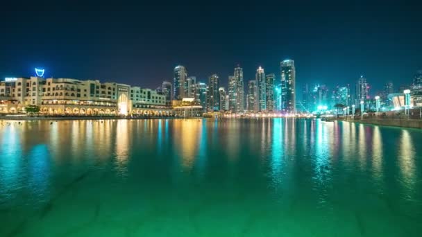 Bateaux naviguer près d'une fontaine de danse à Dubaï timelapse — Video