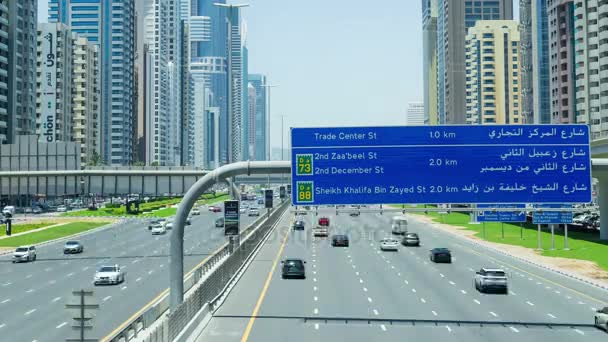 Tráfico sin escalas en la carretera Sheikh Zayed, lapso de tiempo desde arriba de la calzada. Amplio ángulo de disparo de la carretera arterial interurbana — Vídeos de Stock